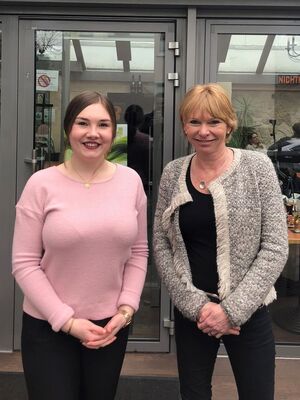 Janina Brünjes mit Beate Kühnau